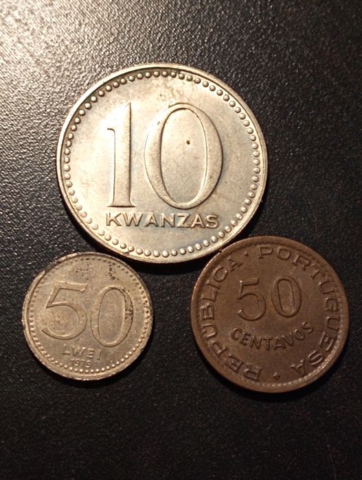 3 moedas Angola: 50 Lwei 1975; 10 kwanzas 1975; 50 centavos 1957