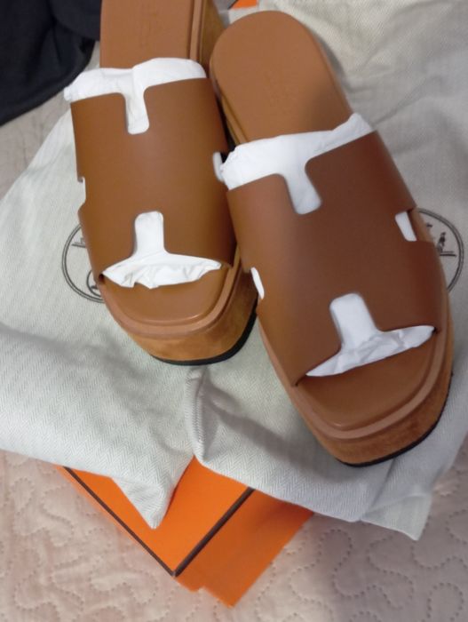 Коричневі сандалі на платформі