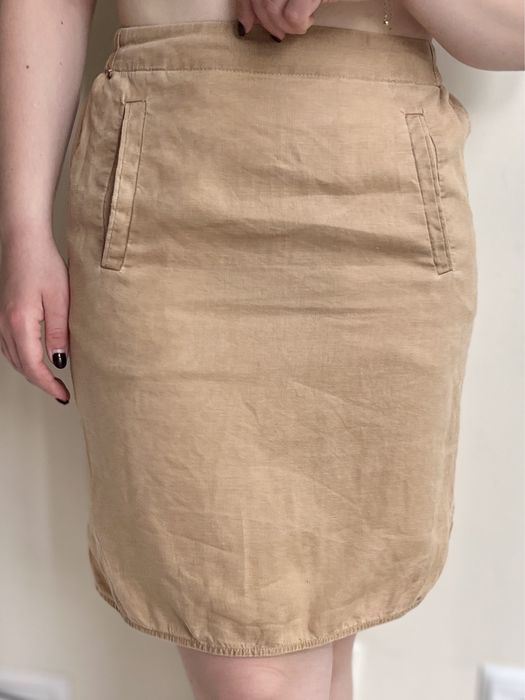 Beżowa lniana spódnica przed kolano z kieszeniami na gumce