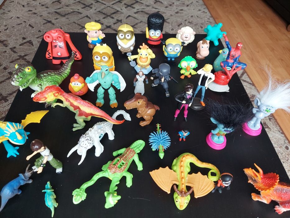 Figurki postacie dinozaury stwory Trole Minionki 35 szt