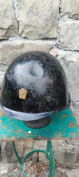 Czechosłowacki metalowy kask strażacki z odznaką