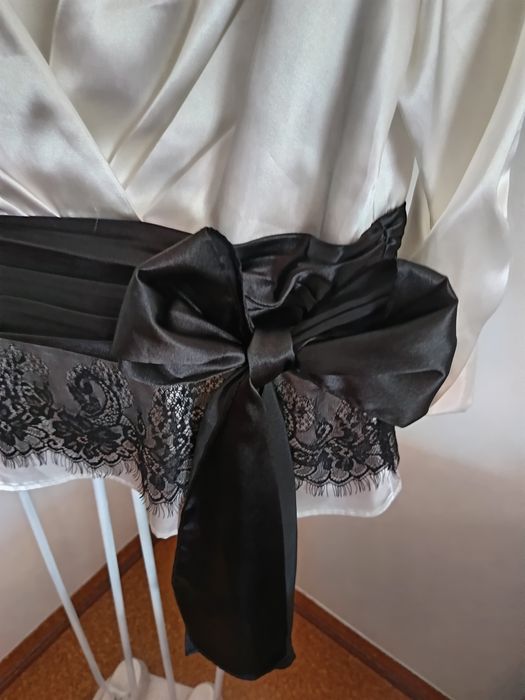 Elegante blusa acetinada, cerimónia-Pitti Difusion.