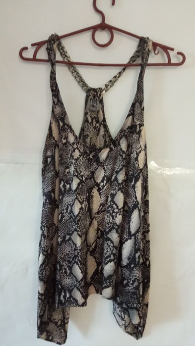 Фирменная футболка.