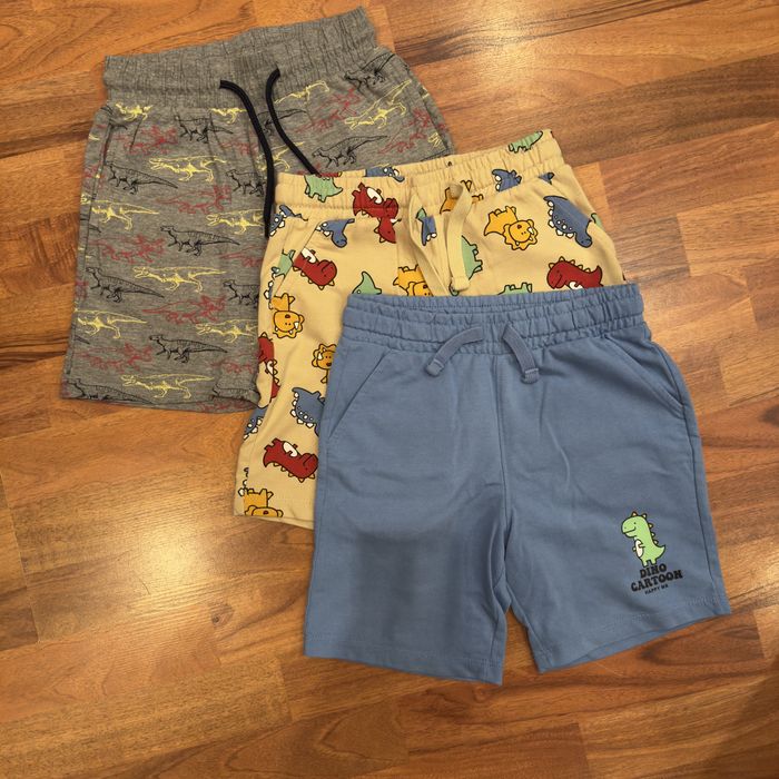 Одним лотом шорти на хлопчика 128-134