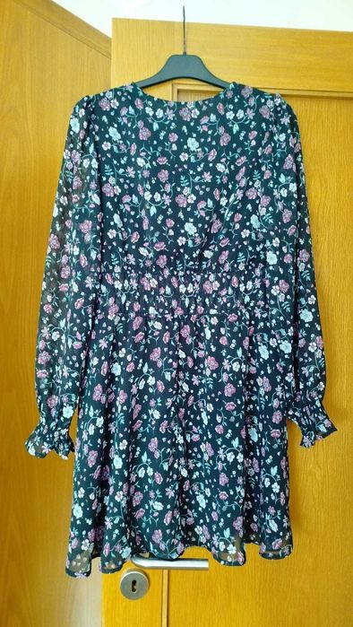 Vestido com flores rosas e verdes