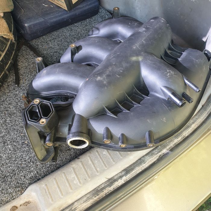 Продам колектор впускний мазда трибьют 3л,V6