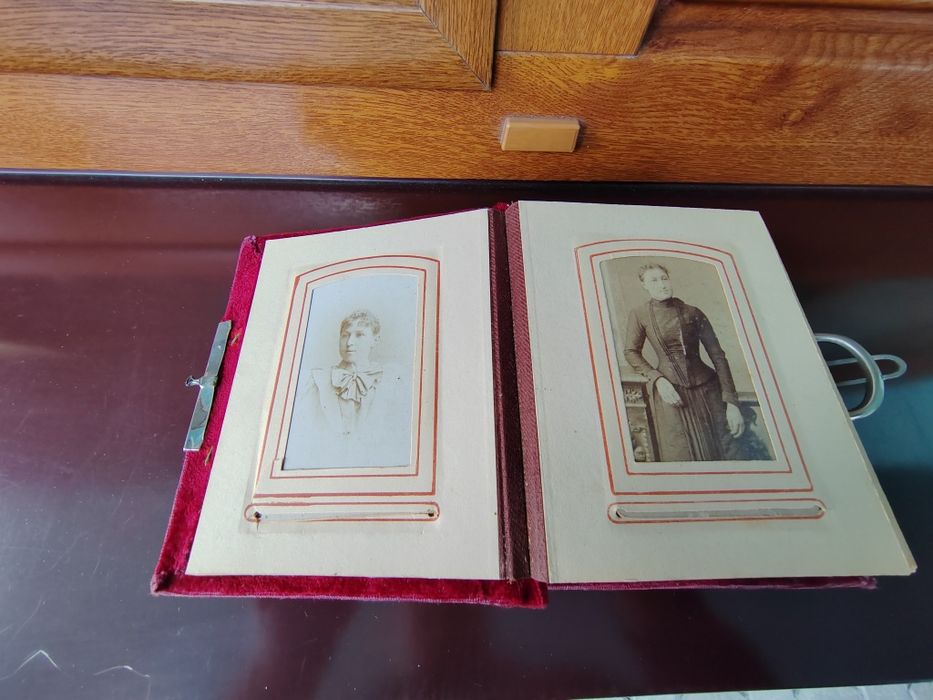 Stary album na zdjęcia kartonikowe