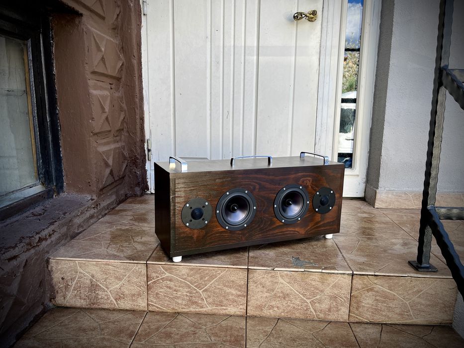 Referencyjny głośnik aktywny w kolorze czekoladowym, o mocy 2x35 Wat