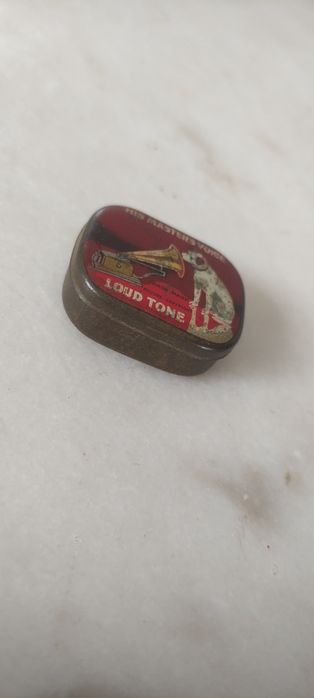 Pequena caixinha metálica com agulhas para gramofone