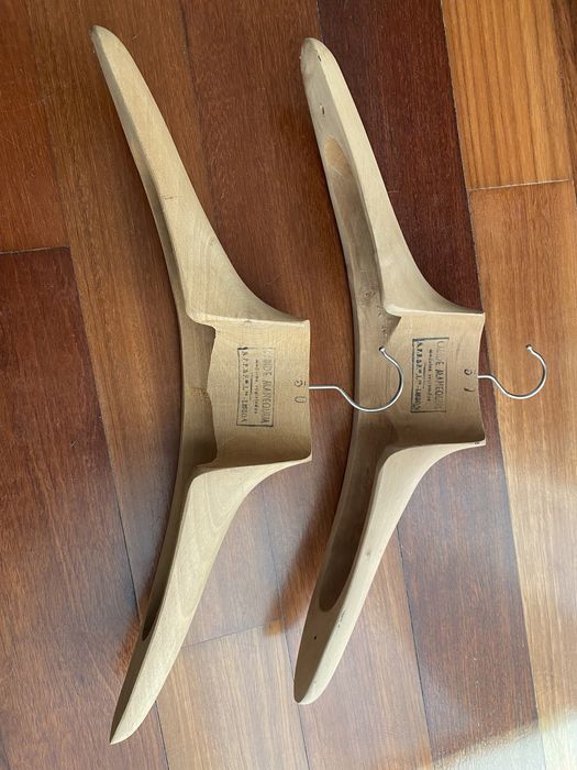 Dois cabides de madeira antigos, Manequim