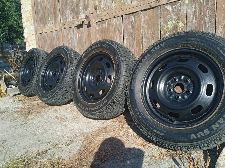 Продам шиповану зимову резину на дисках R17