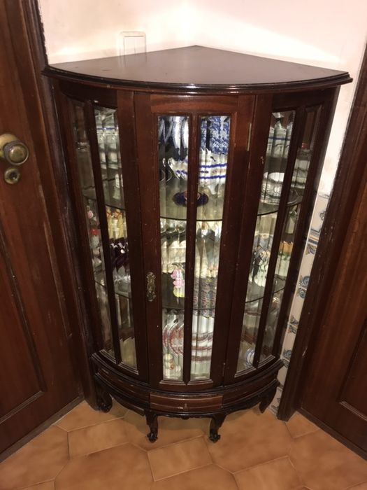 Cristaleira de canto