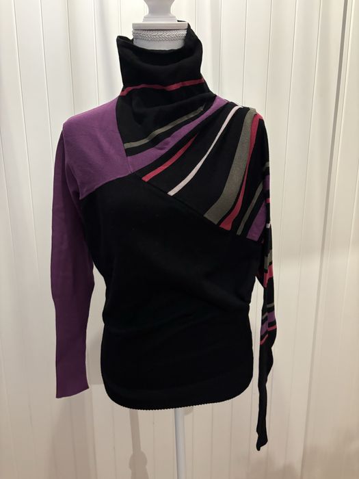 SOLAR – sweter półgolf S | asymetryczny wzór, fioletowy rękaw