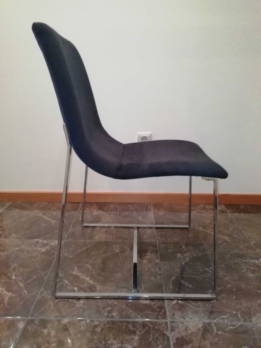 Cadeira cromada com estofo em preto