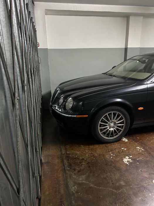 Fechada /Box 2 carros / Rua Costa Cabral/ Combatentes/ Silva Tapada