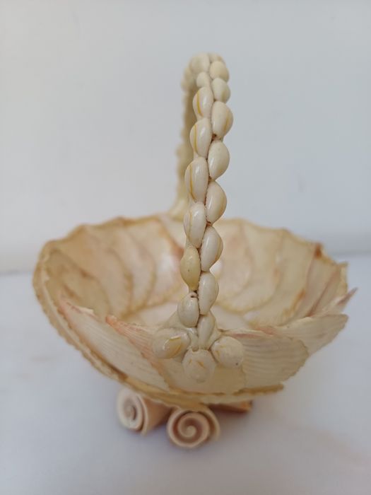 Cesto feito de conchas e búzios