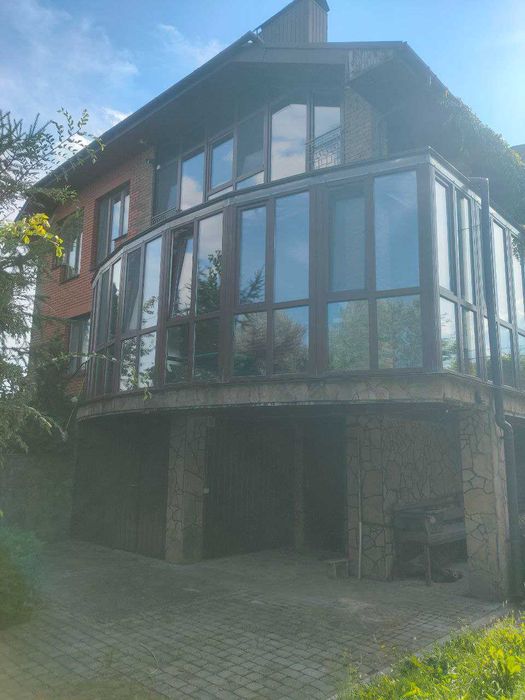 Унікальний будинок з власним парком і озером