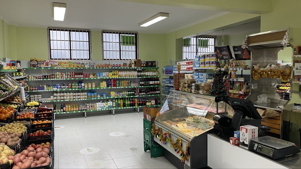 Mercearia junto ao centro comercial