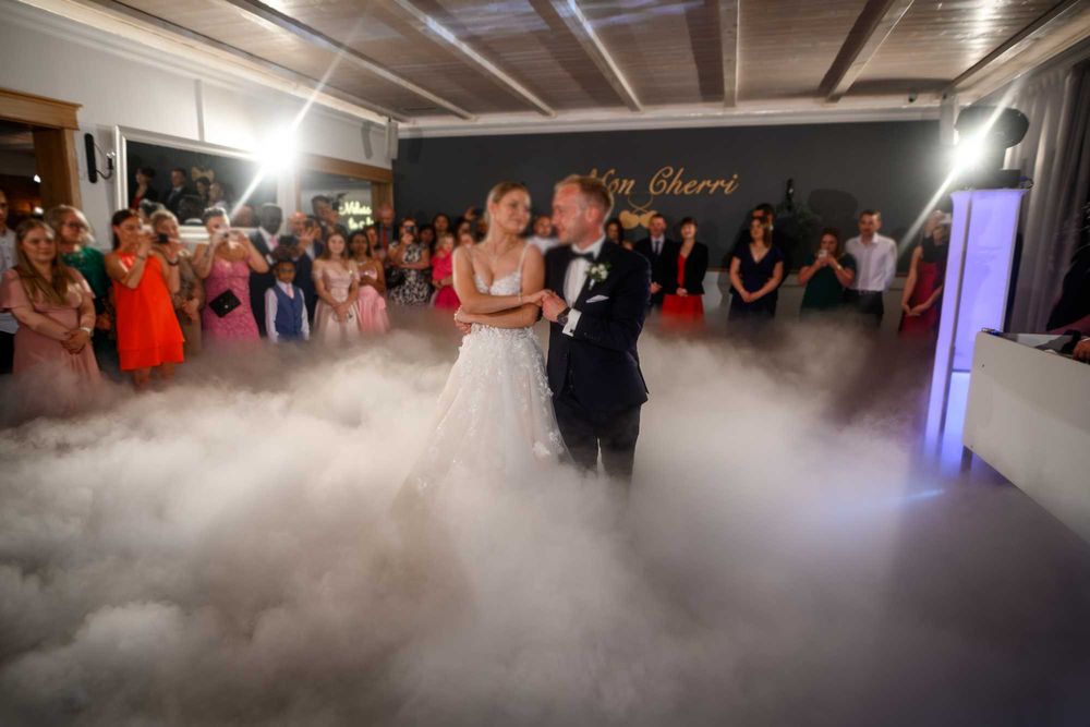 Taniec w chmurach, ciężki dym, fontanny iskier, Pierwszy Taniec