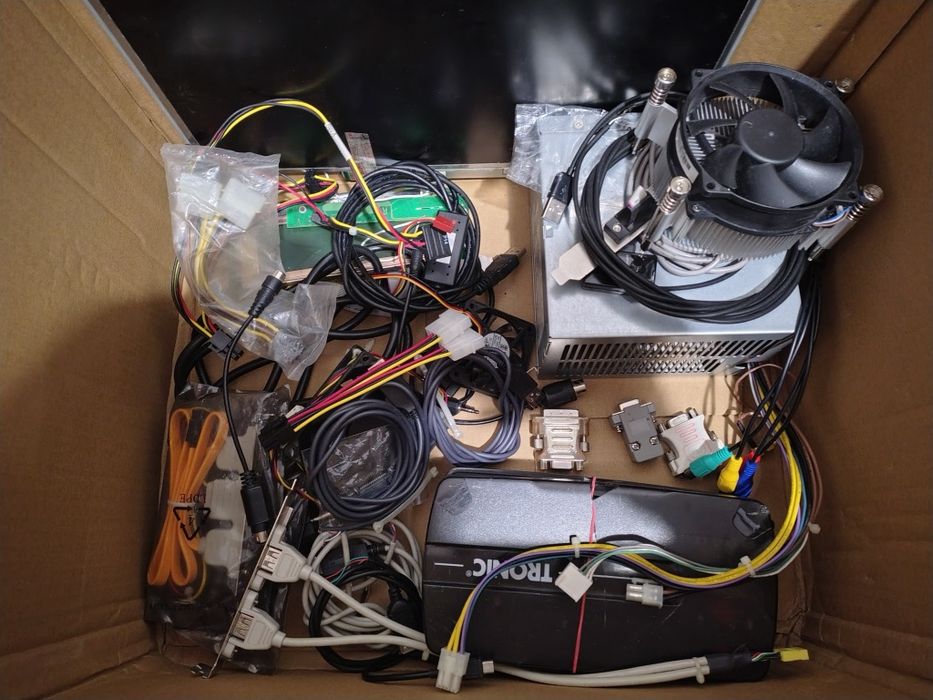 Różności, zasilacz chłodzenie HP, ładowarka, DVI, adapter, LCD, RAM,