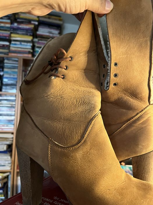 Brązowe zamszowe botki