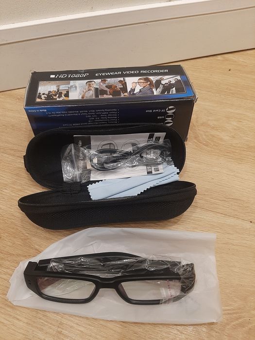 Óculos camara 
características: 
Desigh moda e popular para vestir. 
F