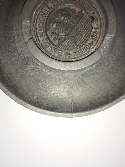 Cinzeiro publicitário Banco Nacional Ultramarino, em metal