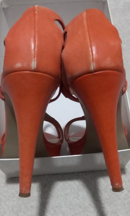 Sandálias laranja Moschino