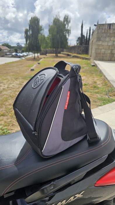 Yamaha XMAX 125 + 2 Capacetes E Box
