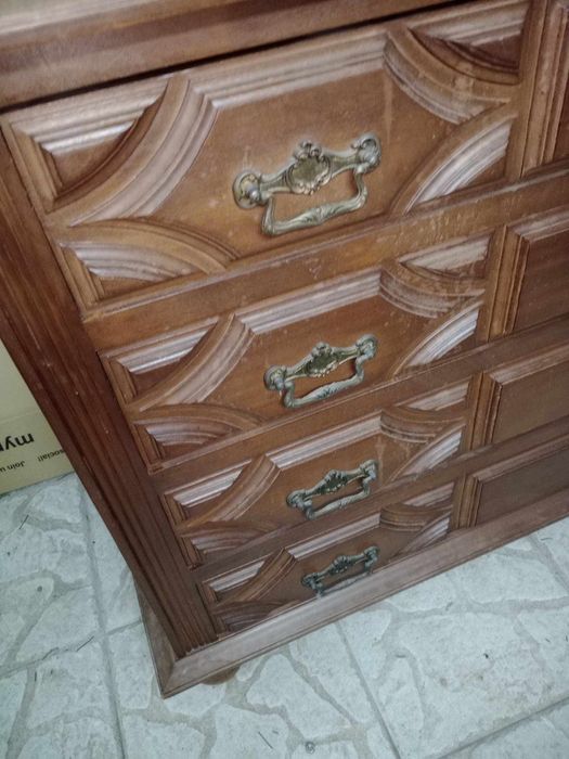 Vendo cómoda muito antiga em estado razoável.