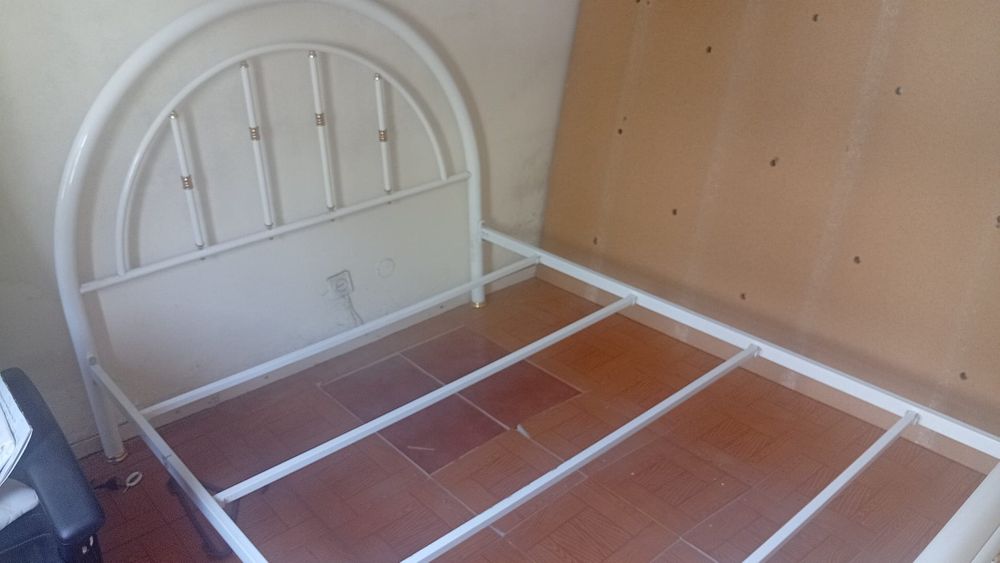 Cama de casal em ferro