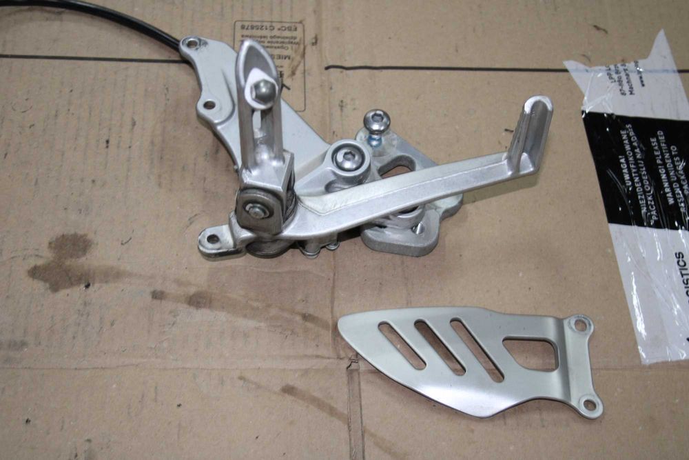 Set Prawy Podnóżek Dźwignia Hamulca Suzuki GSXR 750 K6 K7 06-07, 600