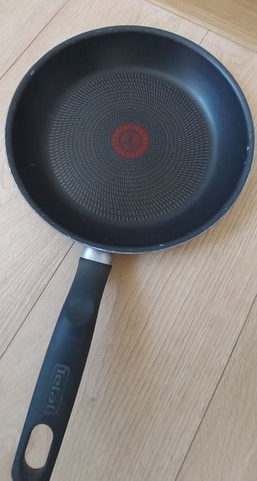 26 cm używana patelnia Tefal z powłoką.