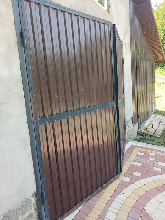 Ворота гаражные  в хорошем состоянии