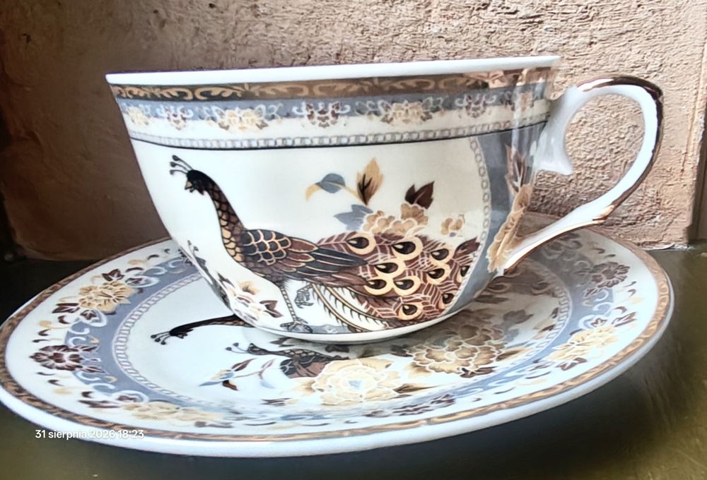 Gorąca herbata w pięknej japońskiej porcelanie. Komplet ze złotym pawiem. Złoty paw 72813