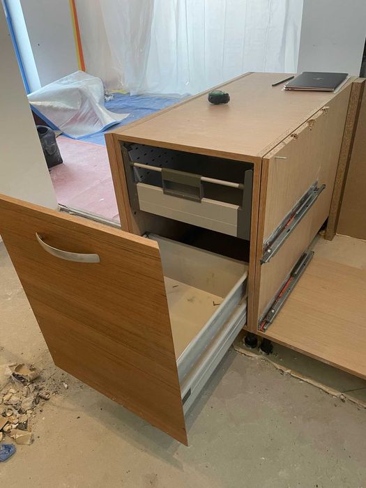 Kuchenna wyspa z zabudową meblową i granitowym murkiem.