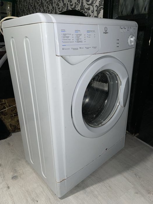 Стиральная машина INDESIT WISA 101 в рабочем состоянии