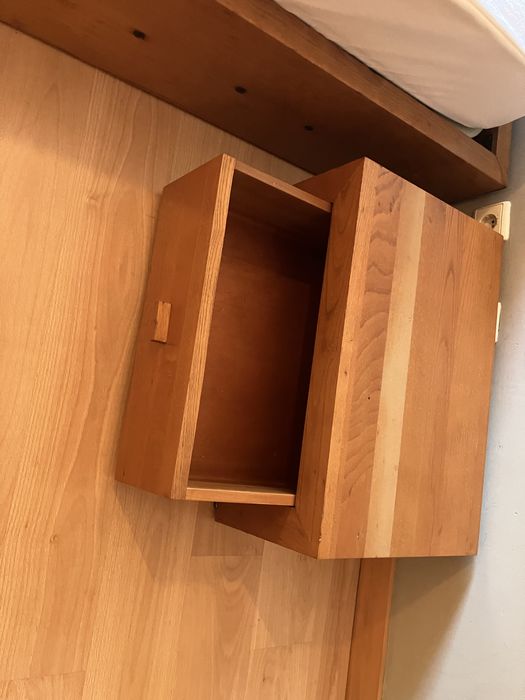 Cama madeira maciça tipo japonesa com colchao e mesa de cabeceira