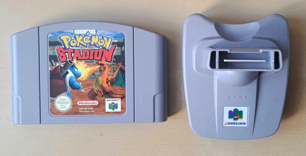 Pokémon Stadium (N64 PAL) + Transfer Pak + Pokémon Yellow + Manuais (Internacional & Português)
