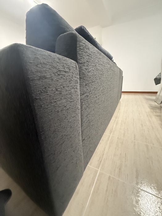 Sofá cinza escuro 3 lugares