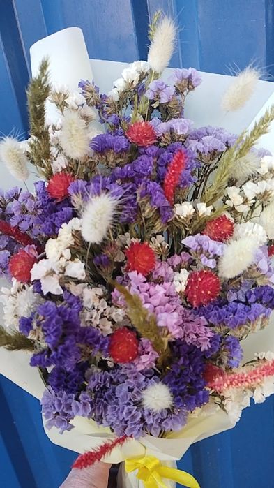 Сухоцвіт кермек в букеті вже сухий