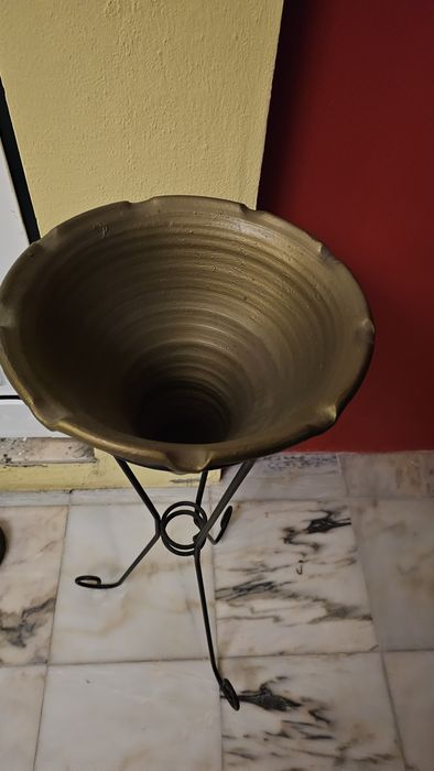 Vaso decorativo com tripé