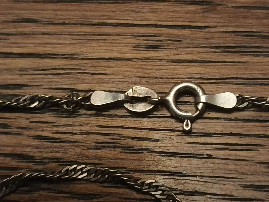 Sprzedam srebrny wisiorek w kształcie mustanga na łańcuszku pr.925