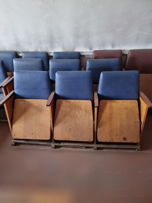 Крісла секційні , складні для глядацьких , актових залів .