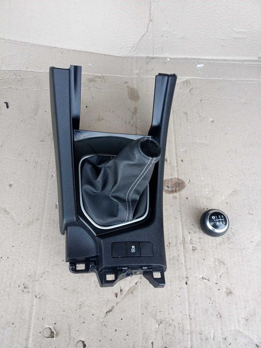 toyota AURIS II 13-18 gałka mieszek panel