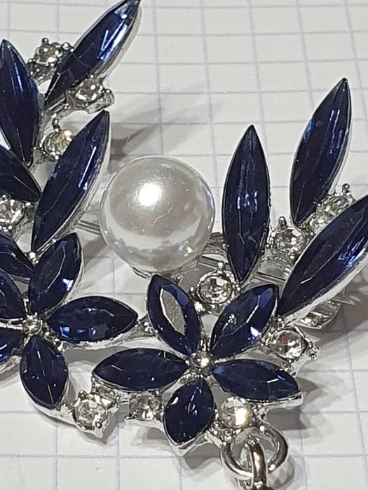 elegancka broszka z perłą