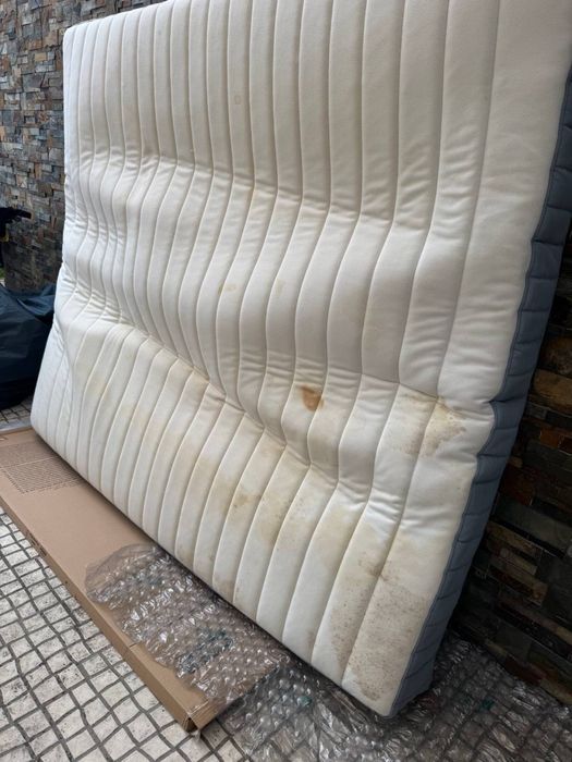 Colchão 180x200 cm – ótimo estado (apenas pequena marca)