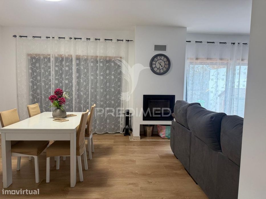 Moradia V3 em Condominio Privado com Piscina.