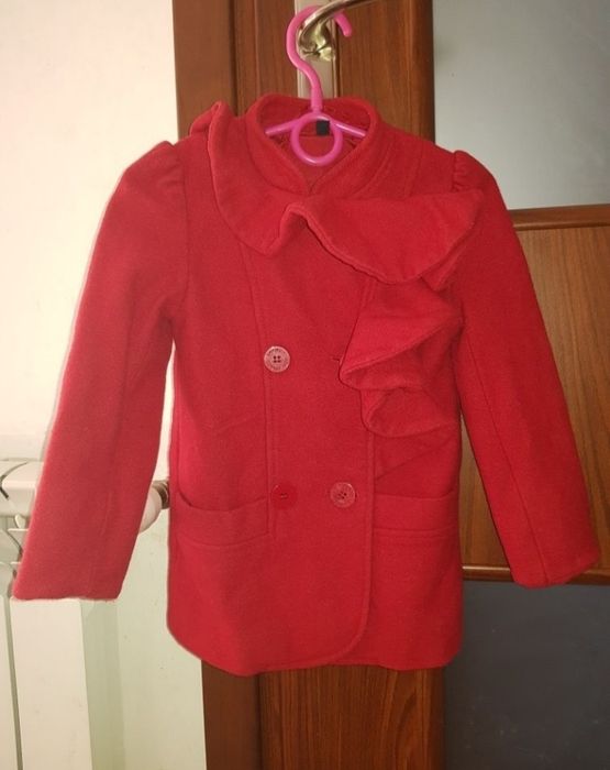 Czerwony płaszczyk elegancki jesienno wiosenny