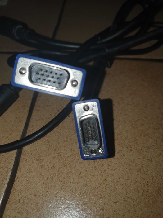 kabel do monitora VGA.